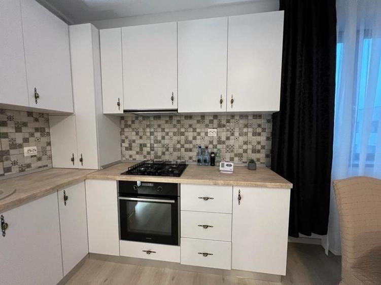 Apartament cu 2 camere semidecomandat, mobilat în Tomis Nord
