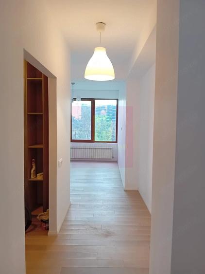 Apartament cu 4 camere semidecomandat în Floreasca