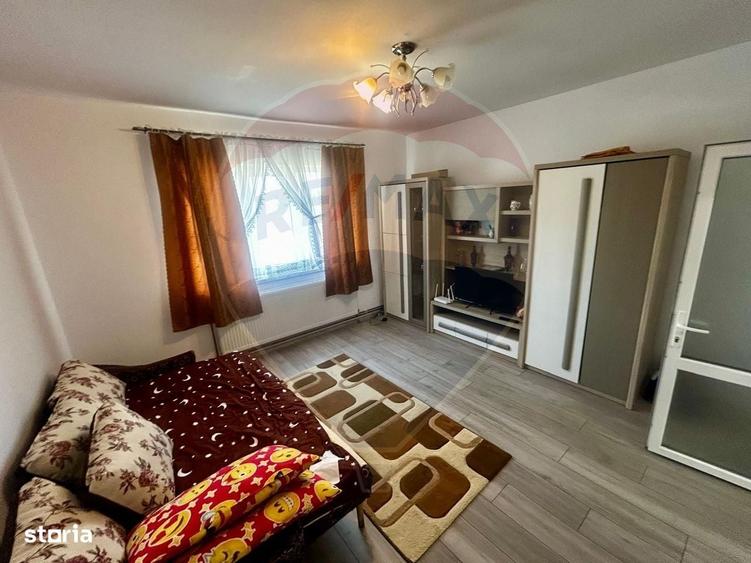 Casă cu 3 camere decomandat în Pomi