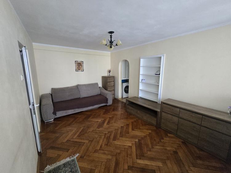 Apartament cu 2 camere semidecomandat în Sârbi
