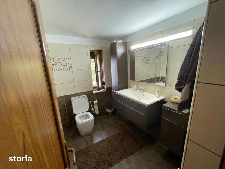 Casă cu 5 camere cu Teren 3800 Mp în Plopu