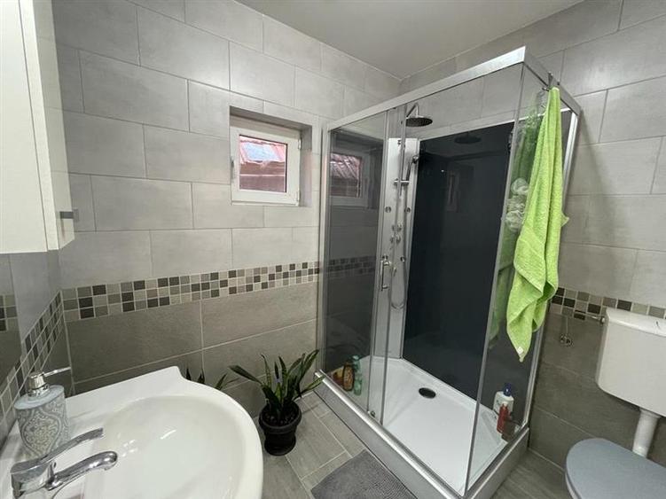 Casă cu 4 camere cu Garaj în Central