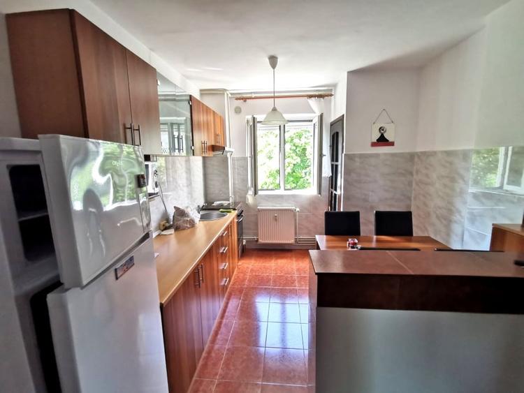 Apartament cu 4 camere semidecomandat, mobilat în Dacia