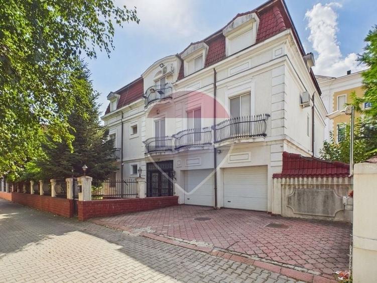 Casă individuală cu 9 camere cu Teren 642 Mp în Periferie