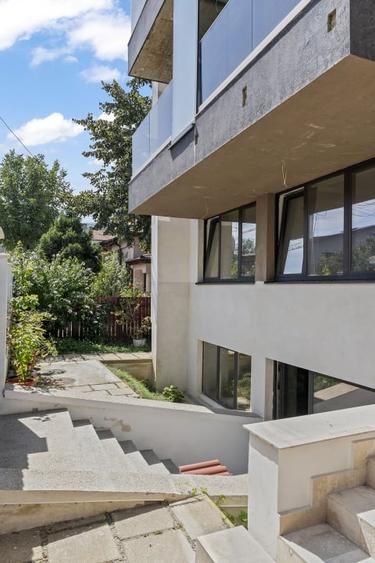 Casă individuală cu 15 camere cu Canalizare în Dămăroaia