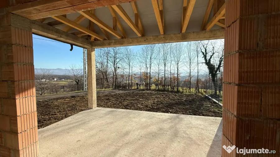 Casă cu 4 camere cu Teren 536 Mp în Groși