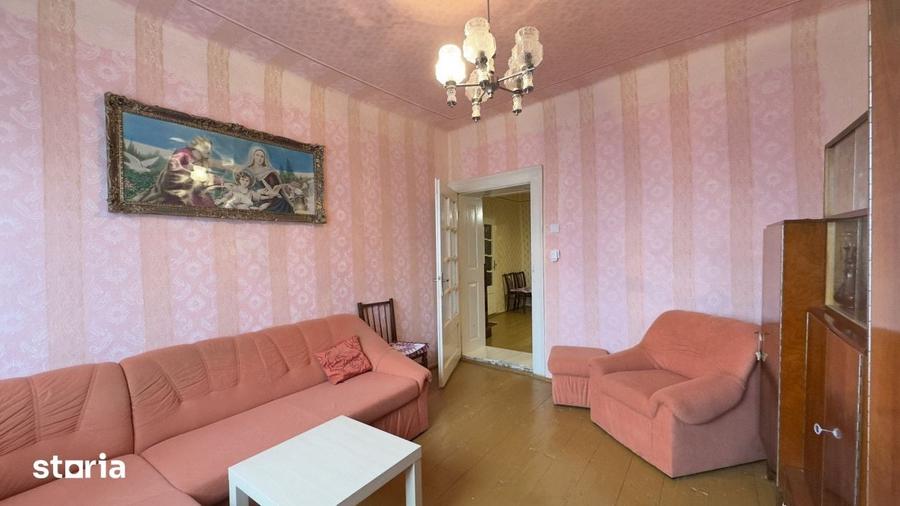Casă cu 4 camere cu Teren 3405 Mp în Petrești