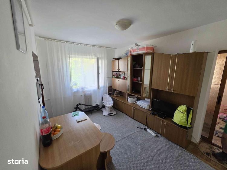 Apartament cu 3 camere în Petrișor