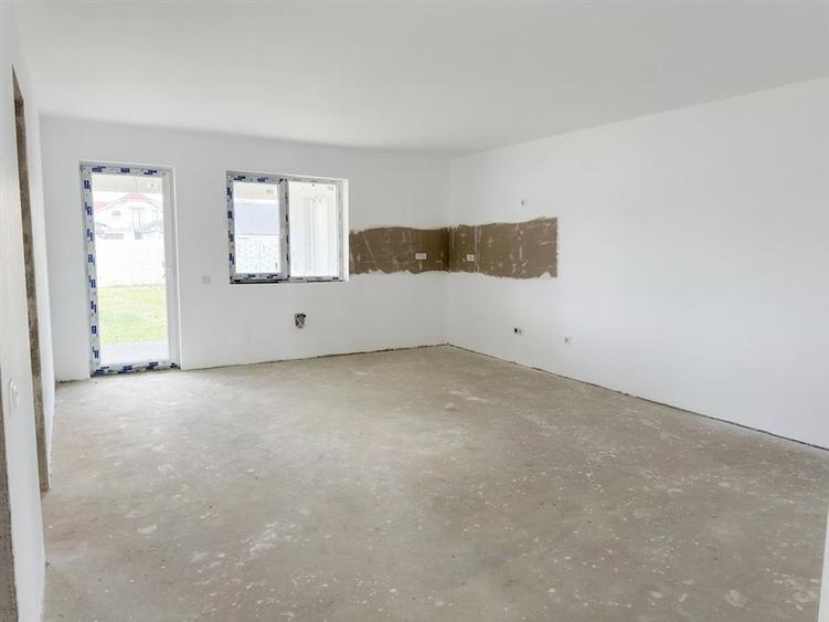 Duplex cu 5 camere cu Canalizare în Nojorid