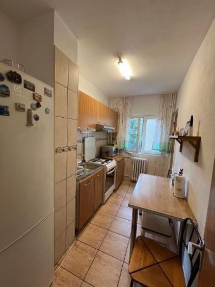 Apartament cu 3 camere decomandat în P-ța Victoriei