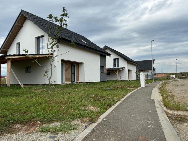 Casă individuală cu 5 camere cu Canalizare în Șura Mică