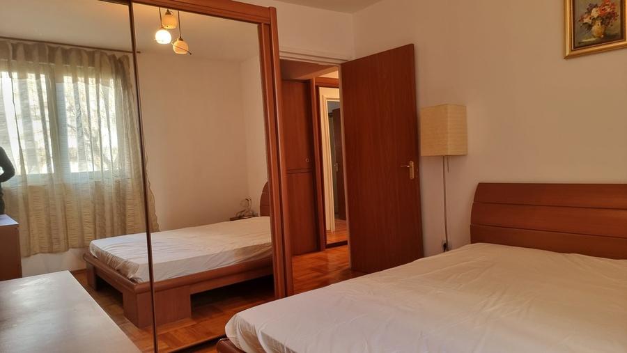 Apartament cu 3 camere decomandat în Roșu