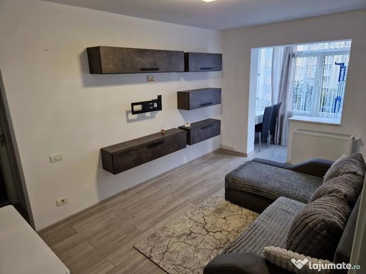 Apartament cu 3 camere semidecomandat în Central