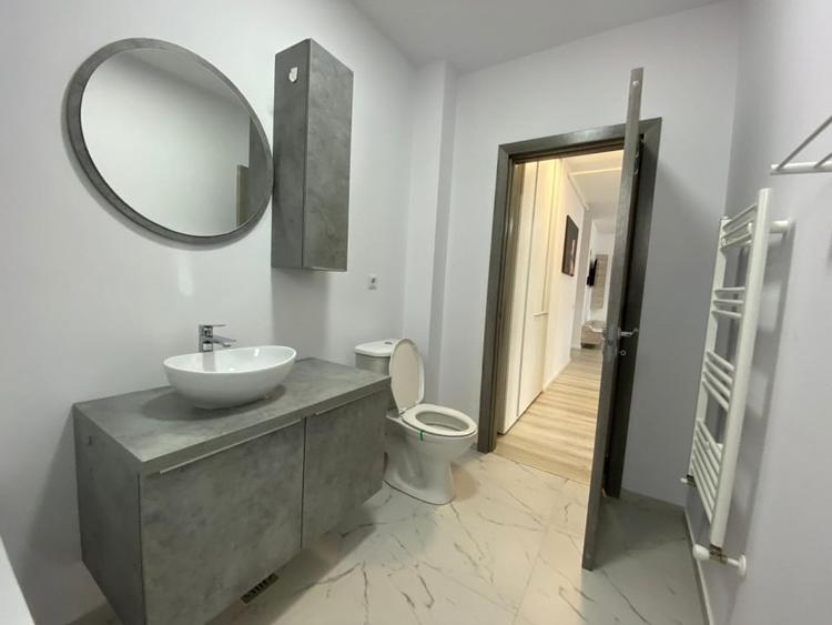 Apartament cu 3 camere semidecomandat, mobilat în Florești