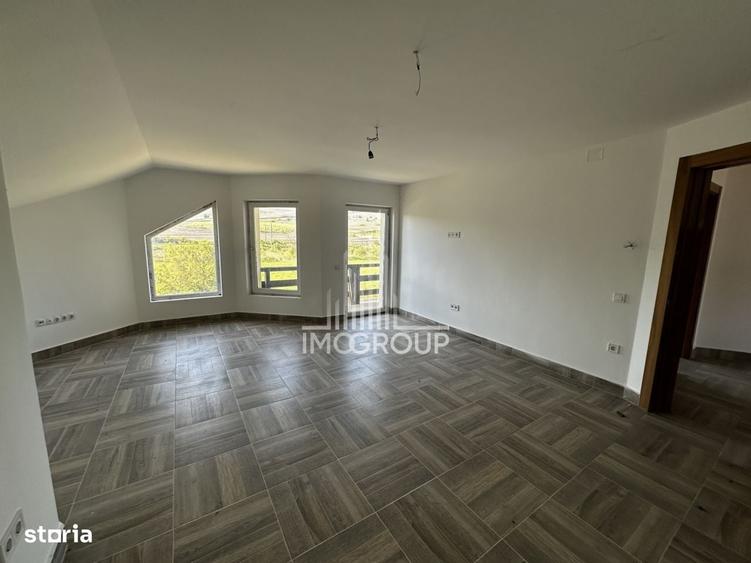 Casă cu 4 camere în Sub Coastă