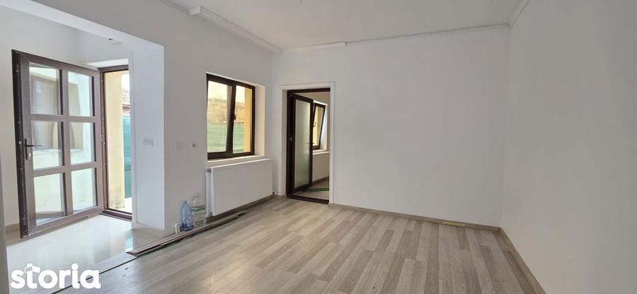Casă cu 5 camere cu Teren 220 Mp în CET