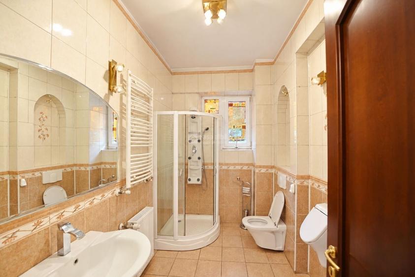 Casă individuală cu 6 camere cu Canalizare în Bucium