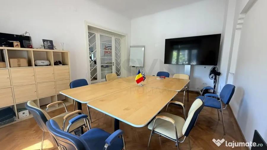 Casă cu 7 camere cu Teren 500 Mp în Central