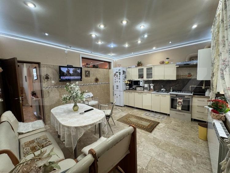 Casă individuală cu 9 camere cu Canalizare în Orăștie