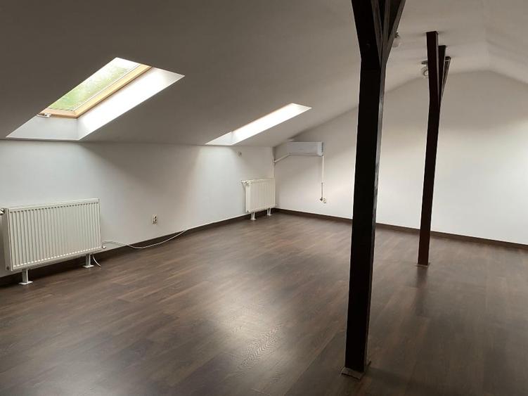 Apartament cu 4 camere semidecomandat în P-ța Romană