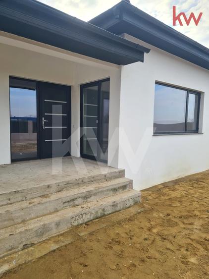 Casă parter, construcție solidă, teren generos – Cârcea, zona Metro - 5