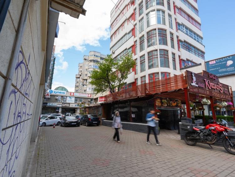 Spațiu comercial, de 440 mp, în Centru Civic