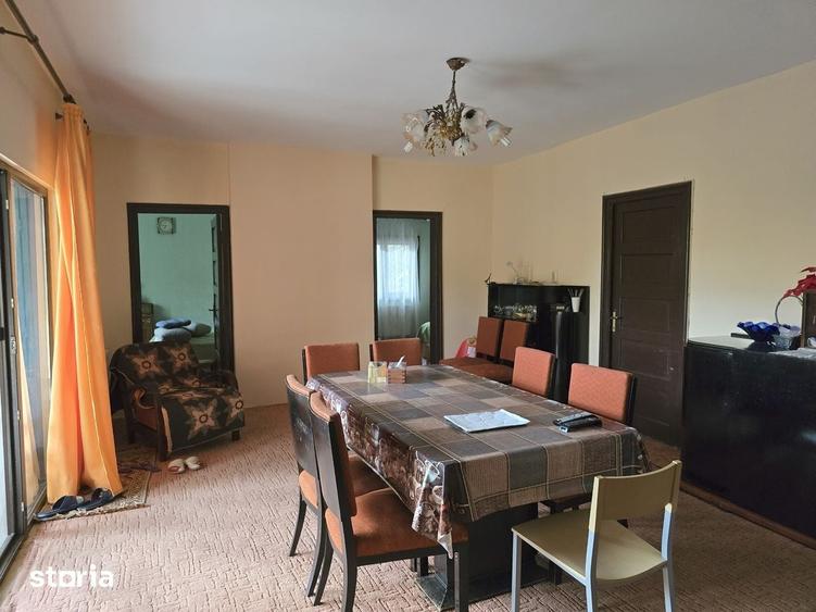Casă cu 7 camere cu Teren 3800 Mp în Central