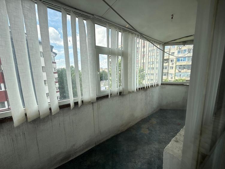 Apartament cu 5 camere semidecomandat, mobilat în Central