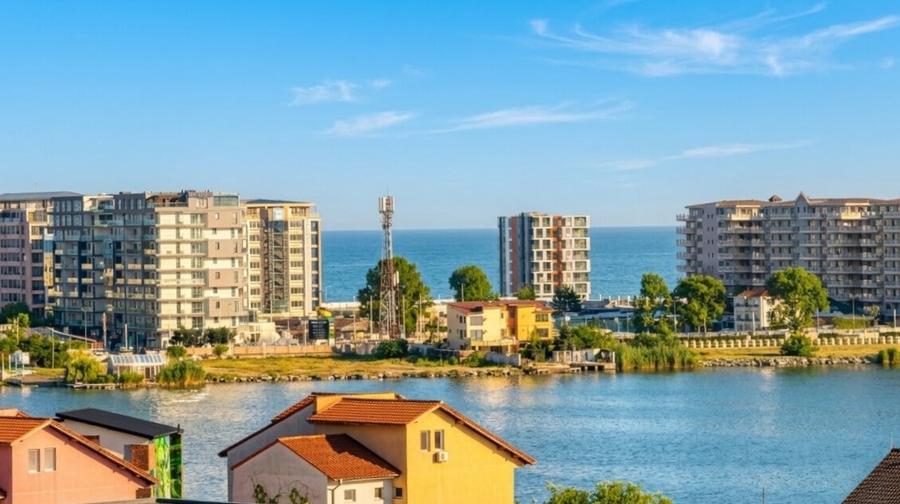Penthouse cu 6 camere decomandat, mobilat în Mamaia