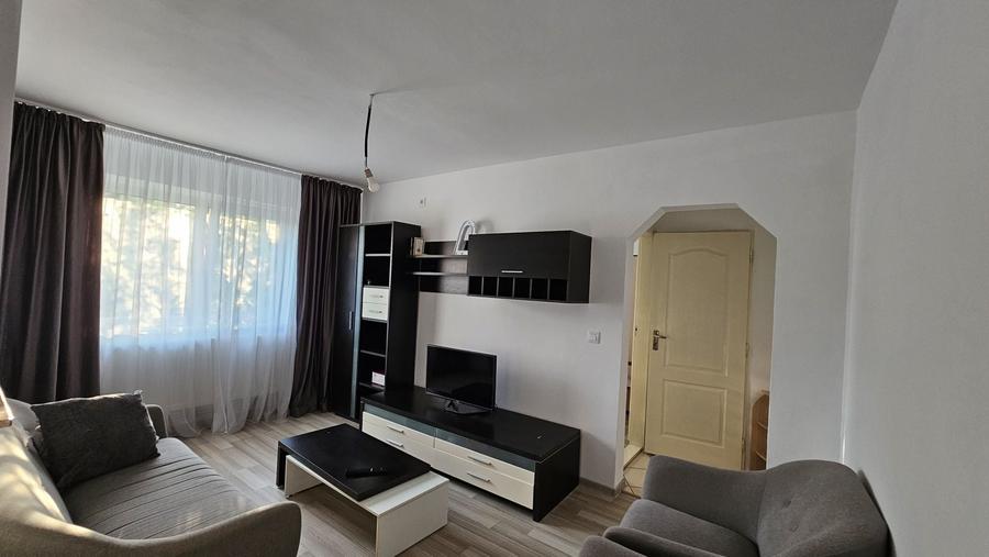 Apartament cu 3 camere semidecomandat în Central