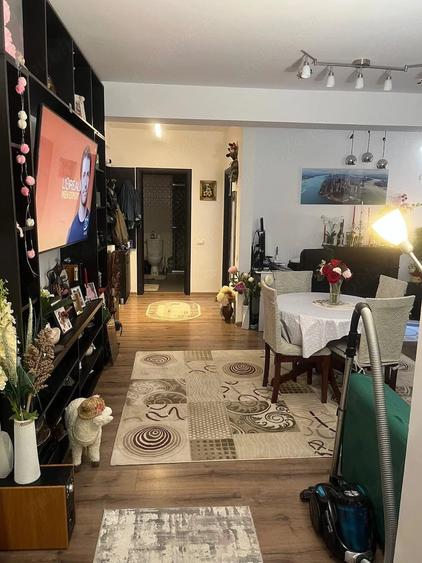 Apartament cu 3 camere decomandat în Roșu