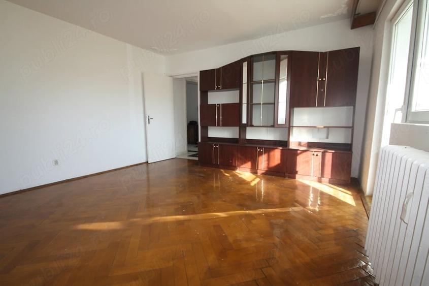 Apartament cu 3 camere decomandat în Girocului
