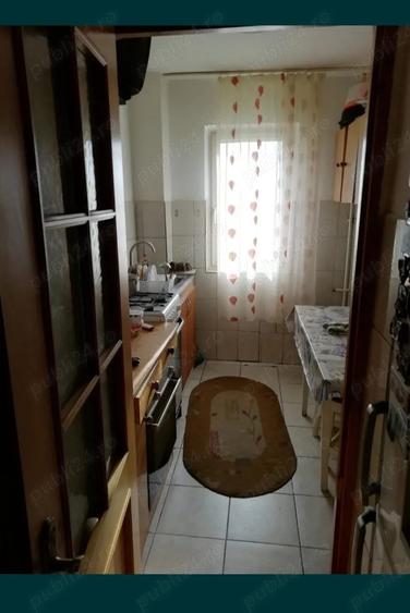 Apartament cu 3 camere semidecomandat în Milcov