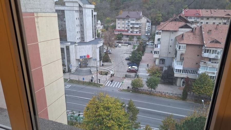 Apartament cu 4 camere semidecomandat în Central