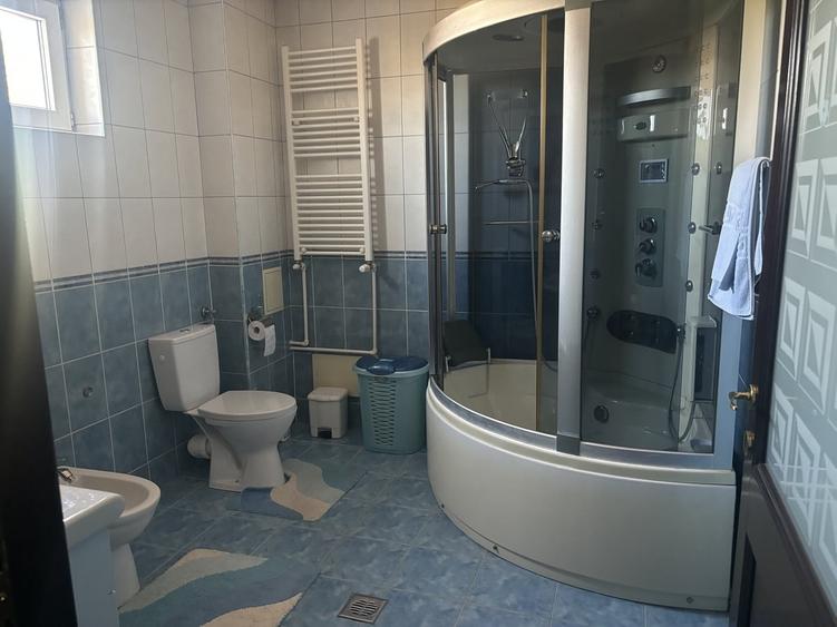 Casă cu 7 camere cu Teren 1000 Mp în Central