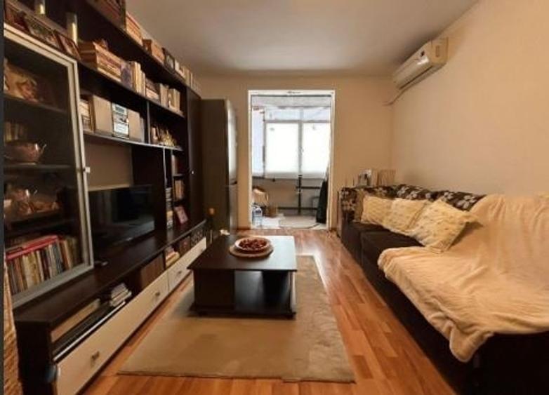 Apartament cu 3 camere semidecomandat, mobilat în Titan