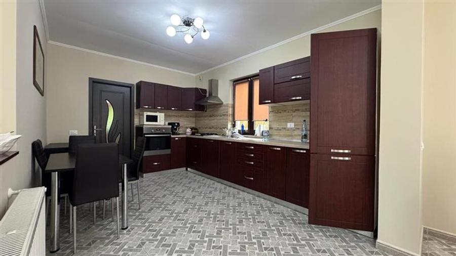Casă individuală cu 6 camere cu Teren 500 Mp în Exterior Est