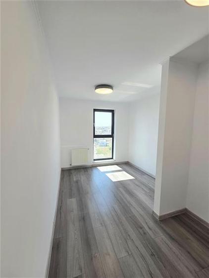Apartament cu 3 camere semidecomandat în Exterior Nord