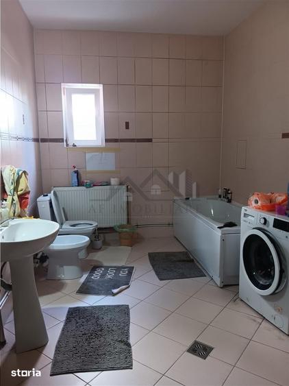 Casă cu 10 camere cu Teren 750 Mp în Rediu