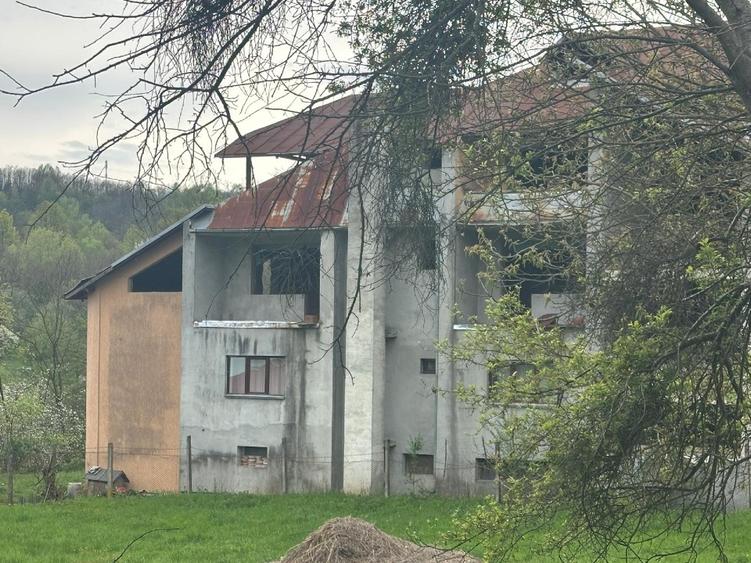 Casă individuală cu 16 camere cu Teren 5000 Mp în Malu Vârtop