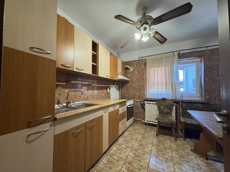 Apartament cu 3 camere decomandat, mobilat în Vitan