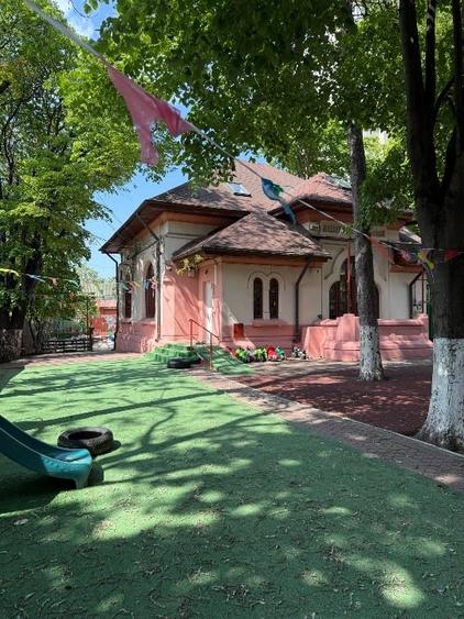 Casă individuală cu 9 camere cu Canalizare în Timpuri Noi