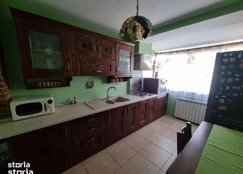 Apartament cu 3 camere semidecomandat în Vatra Luminoasă