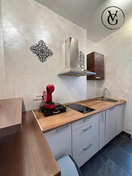 Apartament cu 4 camere semidecomandat, mobilat în P-ța Universității