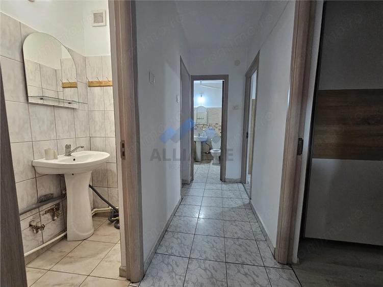 Apartament cu 3 camere decomandat în Filiași