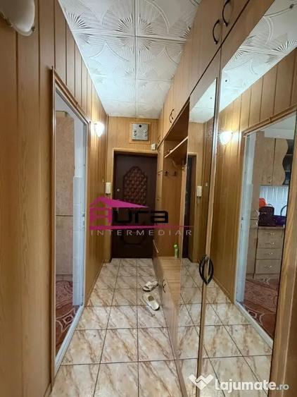 Apartament cu 2 camere semidecomandat în Piața Veche