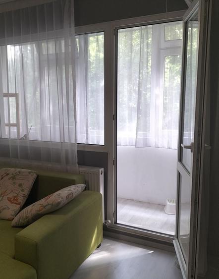 Apartament cu 3 camere semidecomandat în Brâncoveanu