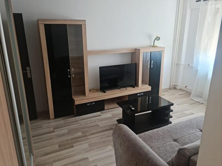 Apartament cu 2 camere semidecomandat, mobilat în P-ța Victoriei