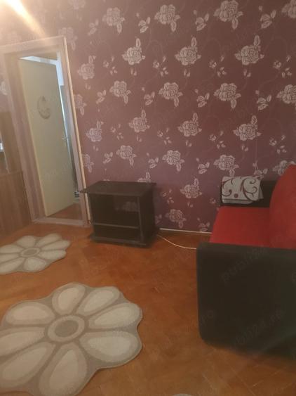 Apartament cu 3 camere semidecomandat în P-ța Doina
