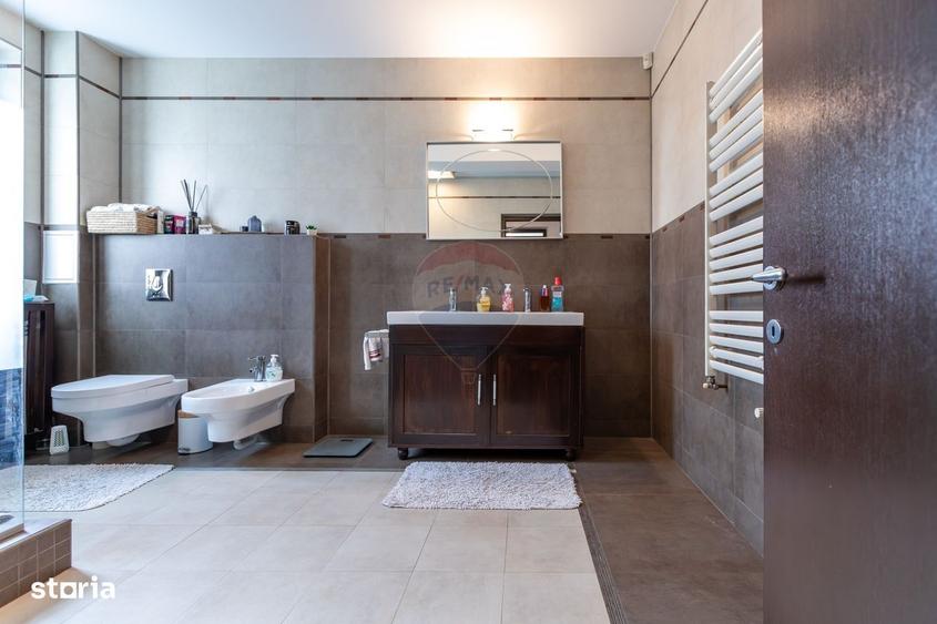 Casă cu 4 camere cu Teren 1617 Mp în Central
